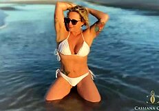 Naked beach walk excites guys with big asses