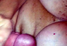 नादान ब्लोंड ने बाहर एक्सप्लोर किया और पहली बार फिल्म हुई