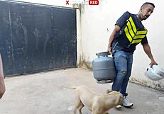 Novinha Receives Pizza Delivery Guy in Towel for Facial Cumshot