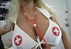 हॉट ब्लॉन्ड्स वाइल्ड राइड्स के बारे में चैट करती हैं