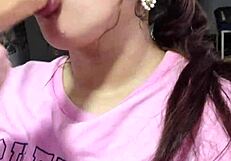 खूबसूरत Chloe किचन में अपनी चूत को उंगली करके ऑर्गेज्म तक पहुंची! 😍