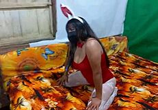 La madrastra pervertida modela muy sexy para su hijastro y se lo folla sin remordimiento