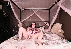 bbw amateur uses vibrator for solo fun