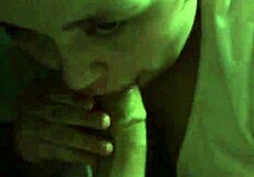 वो अजनबी का लंड चूस रही है