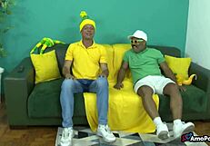 Chamei meu amigo pra assistir o jogo do neymar aqui em casa e acabamos comendo minha enteada e minha esposa juntos 😏