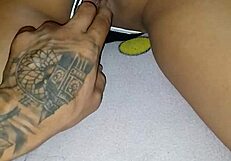 अपनी कजिन को उसके मीठे चूत के कोने में रगड़ते रिकॉर्ड किया