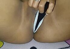 अपनी कजिन को उसके मीठे चूत के कोने में रगड़ते रिकॉर्ड किया