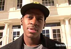 रसीली पतली हॉट लड़की लंड को गहराई से निगलती है।