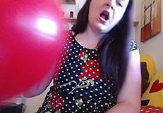 Nicoletta excites you with big balloons and shows her fetish passion