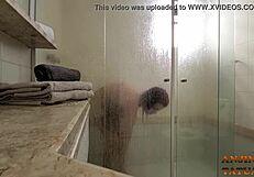 fui flagrada me preparando para o banho com minha amiga latina antes de sair