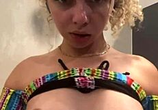 Gostosa Da Bunda Gigante Não Aguenta De Tesão Na Academia E Corre Até O Banheiro Para Se Masturbar!