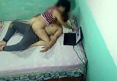 padrastro pillado intentando algo con su hijastra mientras hace tareas en casa