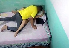 padrastro pillado intentando algo con su hijastra mientras hace tareas en casa