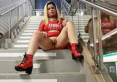 Essa Loira É Muito Safada, Adora Provocar Pussy Em Público