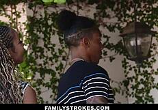 ब्लैक स्टेपफैमिली ऑर्गी में मिल्फ्स और यंग 18+ टीन के साथ मॉन्स्टर लंड शेयर