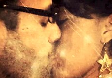 A Deliciosa Kelly Confere A Qualidade Da Madeira De Rog�