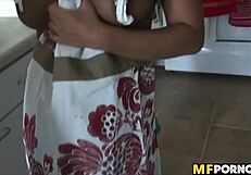 सफेद लड़के को लैटिना गर्लफ्रेंड की पीओवी चुदाई का मज़ा