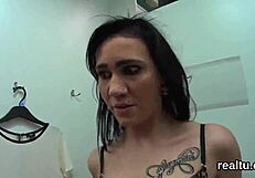 क्यूट चेक टीन 18+ को सुपरमार्केट में पीओवी पेनेट्रेशन के लिए लुभाया