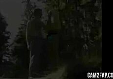 वाह! ये कॉकेशियन कपल झील पर जंगली चुदाई क्यों कर रहा है?