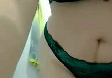 NOVINHA VAGABUNDA SE EXIBINDO NO BANHEIRO PARTE 1