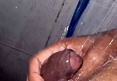 पतला लड़का बड़े काले लंड से बाथरूम में झड़ता जोआओसाफाडो