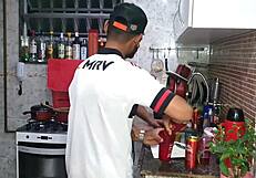 फुटबॉल मैच या मेरा बॉयफ्रेंड पेट्रिक गार्सिया? गेंद से खेलते हैं