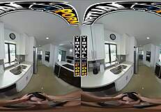 Valerica Steele gets dirty cleaning dishes in this virtual porn scene.