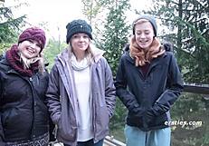 अरे लड़कियों, हमारी जंगली लेस्बियन थ्रीसम में पहाड़ी ठिकाने पर शामिल हो जाओ