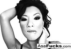 stunning asa plays with her wet pussy