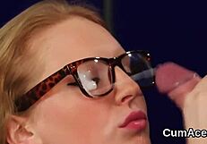 हनी कमशॉट चूस रही