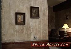 किंक बॉन्डेज टॉयज ने यंग टूरिस्ट फेलिसिटी फेलाइन को पागल कर दिया