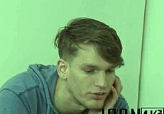 किंकी ट्विंक्स दिनभर डीपथ्रोट चूसते और जोरदार चुदाई करते हैं जंगली ब्लोजॉब सेशन में