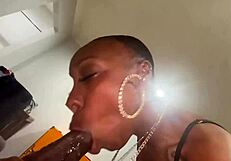 मेरी लेस्बियन दोस्त को मनाया मेरे बड़े काले लंड के लिए रंडी बनने को!