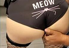 Manosean el culo y lo llenan de aceite