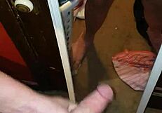 detailed process of rubbing one off to cumshot