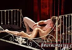 वाह, जेड जैंटज़न को वुडन हॉर्स बॉन्डेज और फिस्टिंग में सड़क देखो!