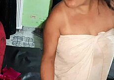 Interrumpo a mi madrastra mientras se masturba y me da una rica mamada