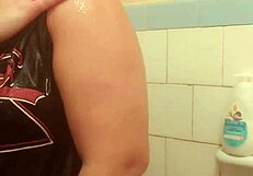 Amateur explores wet bra fetish in bath