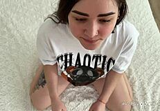 क्यूट बेब मार्लिन चेनेल अपनी गांड कुत्ते को चोदने देती है