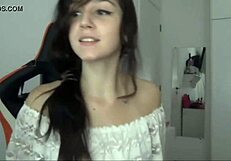 Carolzinhasg Performs Sensual Dance Moves in Her Second Video