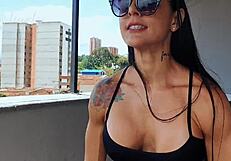 i'm training and flexing my muscular body in this workout session