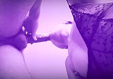 वायलेट के डीप मिल्फ ब्लोजॉब के बाद मैं कम से टपक रहा हूँ।