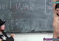 अरे देखो ये जोशीली 18+ लड़की लंड चूसकर जोरदार क्रीम्पाई ले रही