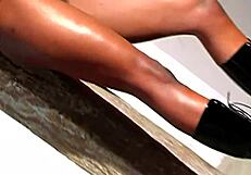 फिट चॉकलेट ब्यूटी ने बड़े काले लंड को जोश से चूसा