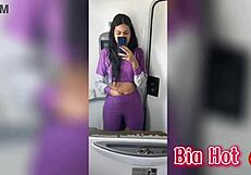 BIA HOT MORENA SAFADA COM TESAO BATE UMA SIRIRICA NO BANHEIRO DO ONIBUS