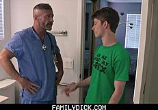 सेक्सी स्टेपडैडी ने जिज्ञासु स्टेपसन को बिना कंडोम चोदा