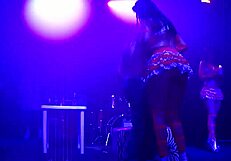 लैटिना ब्रूनेट आउटडोर मस्ती फंक स्टाइल में