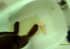 हॉट शावर में मुठ मारकर झड़ी तक