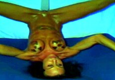 हॉट वेबकैम गर्ल रोज़ाना विशाल टॉयज़ के साथ खेलती है