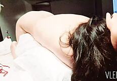 me tiro en la cama y mi amigo me empieza a follar de perrito